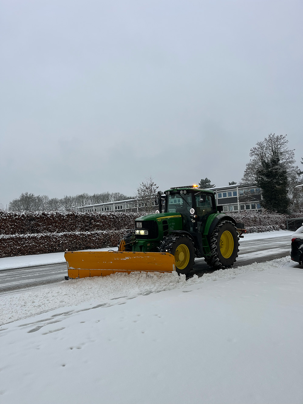 Snerydning med traktor af EV Entreprise